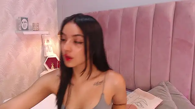 Snapshot of LeenaBrown chatting on April 14, 2026, 12:32 pm LeenaBrown online show from April 14, 2026, 12:32 pm