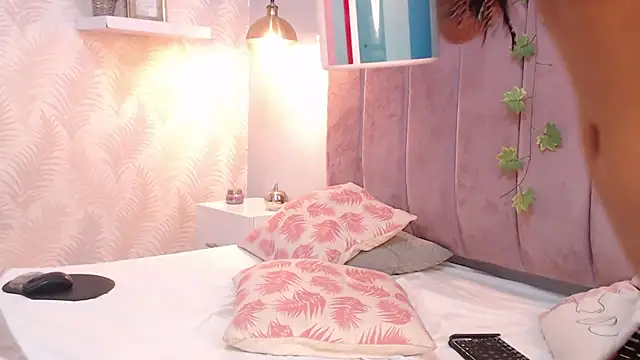 Snapshot of LeenaBrown chatting on February 22, 2025, 3:58 pm LeenaBrown online show from February 22, 2025, 3:58 pm