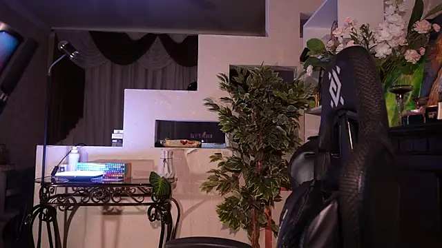 Chriss Fox online show from November 11, 2025, 3:29 pm