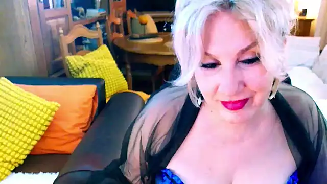 Snapshot of GattonaBiondona chatting on December 14, 2025, 9:15 am GattonaBiondona online show from December 14, 2025, 9:15 am