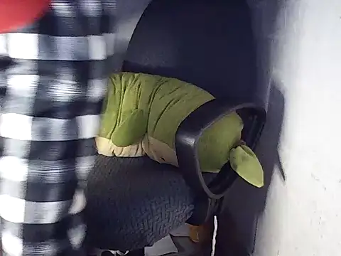 Snapshot of Haralushiaaax chatting on December 16, 2025, 1:21 am Haralushiaaax online show from December 16, 2025, 1:21 am