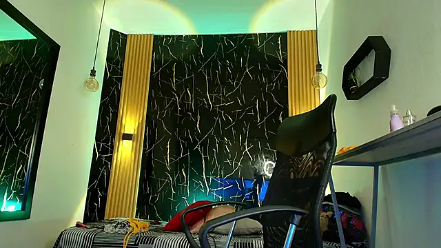 Snapshot of Bella_salvatore chatting on April 18, 2026, 10:32 pm Bella salvatore online show from April 18, 2026, 10:32 pm