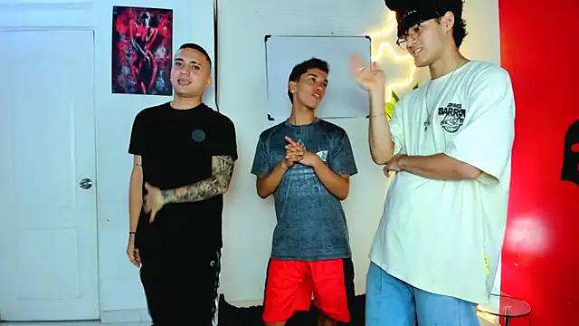 Snapshot of oversizedxguys chatting on April 10, 2026, 3:13 am oversizedxguys online show from April 10, 2026, 3:13 am