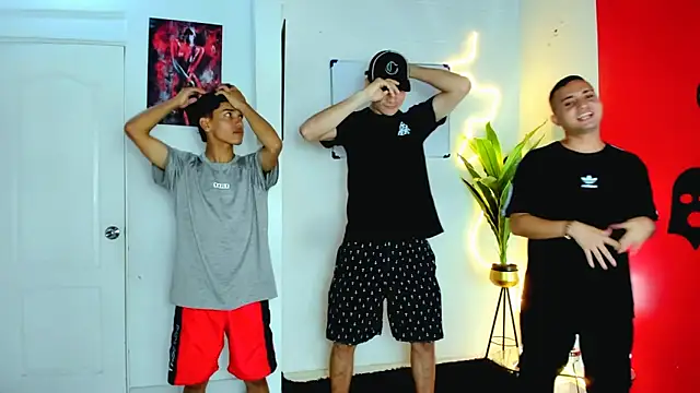 Snapshot of oversizedxguys chatting on April 11, 2026, 1:35 am oversizedxguys online show from April 11, 2026, 1:35 am