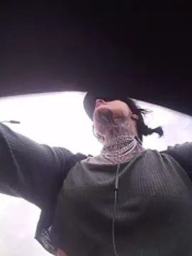 taaylor33 online show from April 18, 2026, 8:09 pm