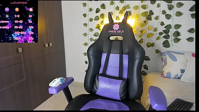 Annie Velas  online show from October 15, 2025, 11:35 pm