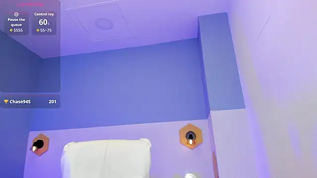 Chloe fischer  online show from April 18, 2026, 7:07 pm