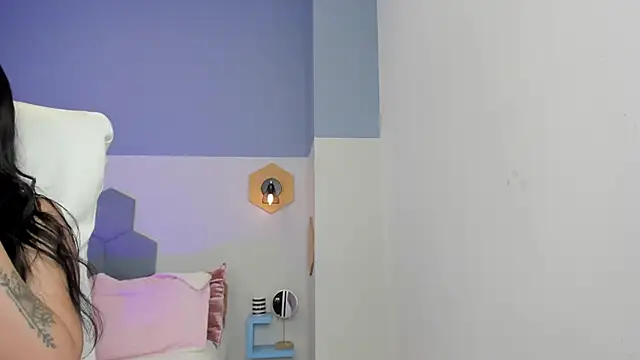 Chloe fischer  online show from December 15, 2025, 3:07 pm