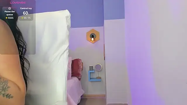 Chloe fischer  online show from November 12, 2025, 3:05 pm