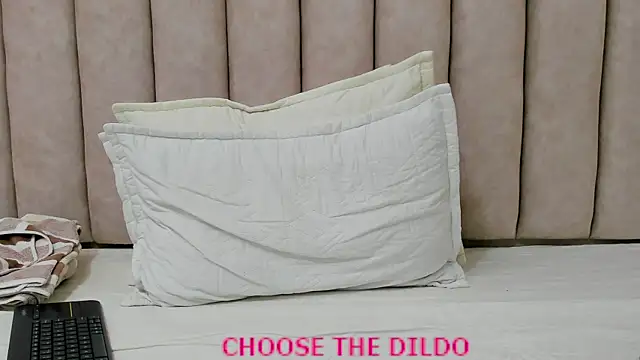 FreyaMoller online show from September 25, 2025, 6:47 pm