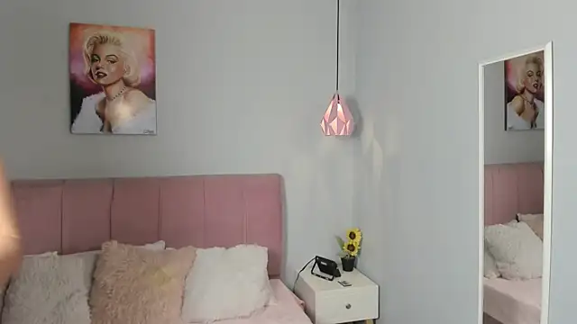 sophie alice  online show from October 1, 2025, 12:42 pm