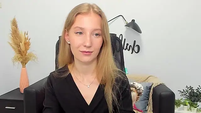 LolaWilsons online show from March 6, 2025, 3:13 pm