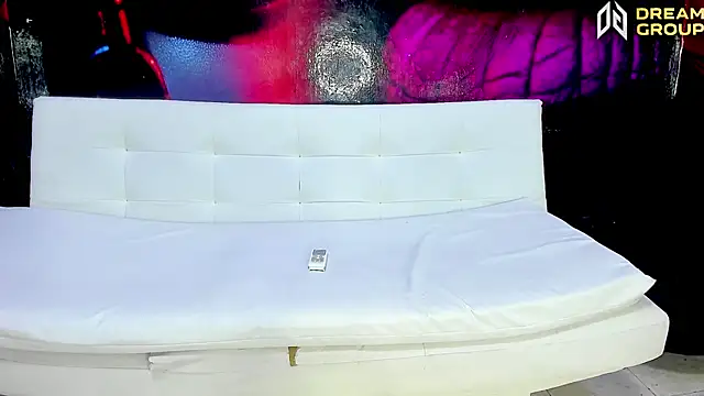 SlimLoves online show from November 19, 2025, 9:37 pm