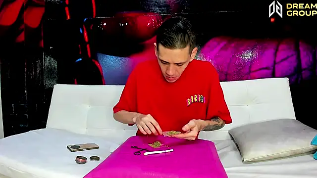 SlimLoves online show from December 14, 2025, 10:59 pm