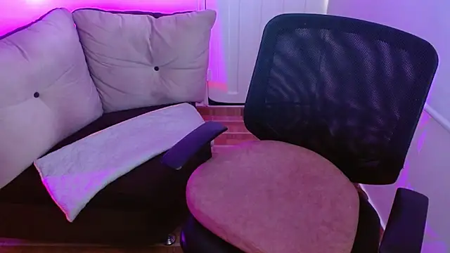 milfrousse online show from February 27, 2026, 10:31 pm