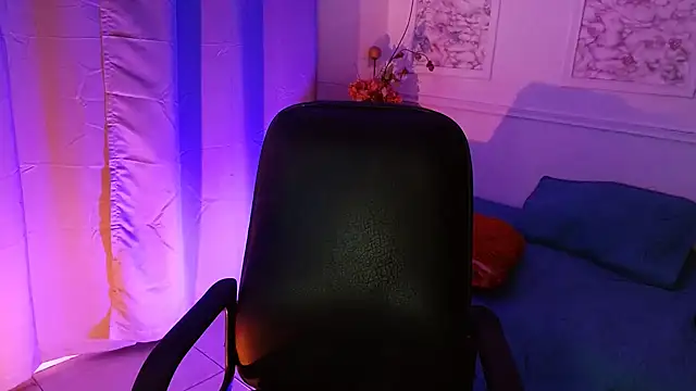 Snapshot of Susana_hank2 chatting on February 22, 2025, 9:15 pm Susana hank2 online show from February 22, 2025, 9:15 pm