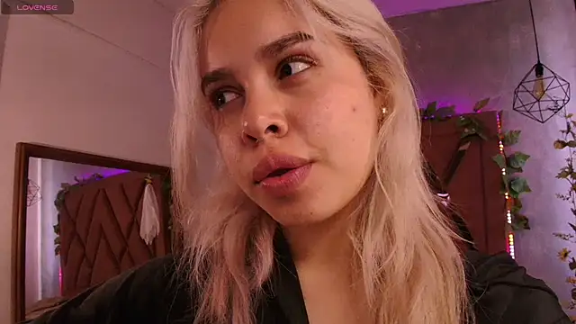 Haelycute online show from October 21, 2025, 11:42 am