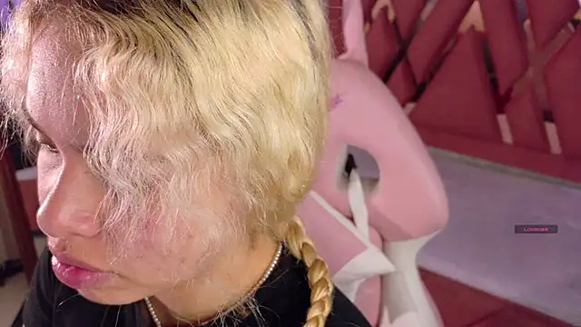 Haelycute online show from December 3, 2025, 11:20 am