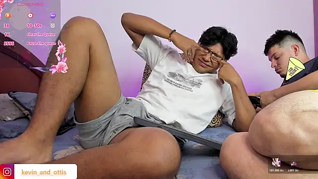 Snapshot of _Ottis_ chatting on March 12, 2026, 11:53 pm Ottis online show from March 12, 2026, 11:53 pm