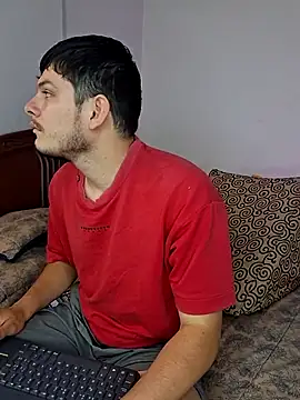 Snapshot of _Ottis_ chatting on April 5, 2026, 8:15 pm Ottis online show from April 5, 2026, 8:15 pm