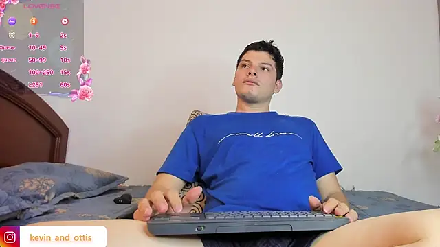 Snapshot of _Ottis_ chatting on April 14, 2026, 8:36 pm Ottis online show from April 14, 2026, 8:36 pm