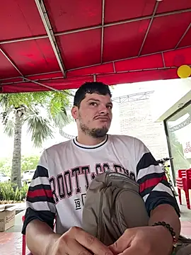 Snapshot of _Ottis_ chatting on April 10, 2026, 2:35 pm Ottis online show from April 10, 2026, 2:35 pm