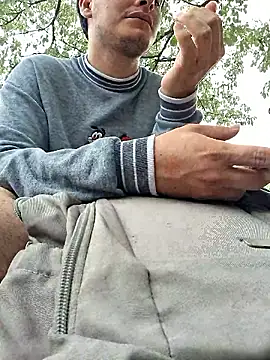 Snapshot of _Ottis_ chatting on March 9, 2026, 6:44 pm Ottis online show from March 9, 2026, 6:44 pm