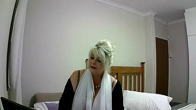 Miahotmilf online show from December 28, 2024, 3:15 pm