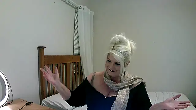 Miahotmilf online show from February 15, 2025, 6:12 pm