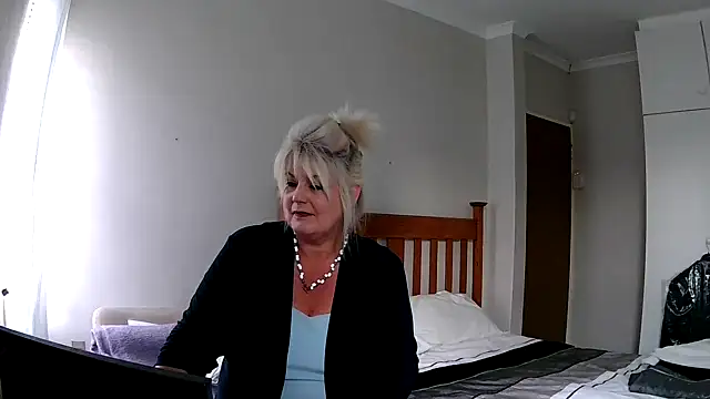 Miahotmilf online show from December 18, 2024, 5:21 pm