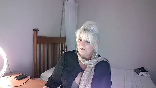 Miahotmilf online show from February 8, 2025, 6:01 pm