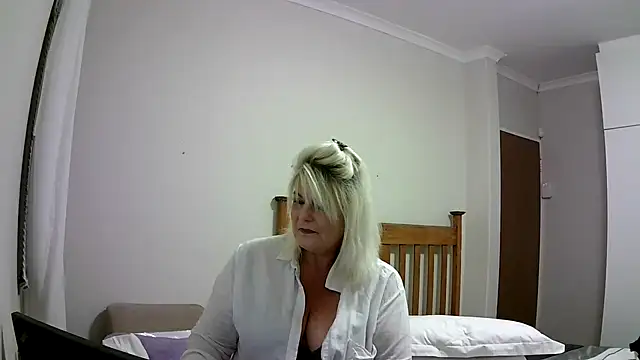 Miahotmilf online show from December 26, 2024, 8:21 pm