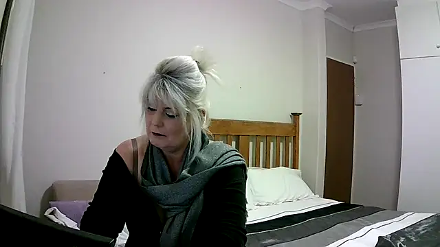 Miahotmilf online show from December 31, 2024, 9:50 pm