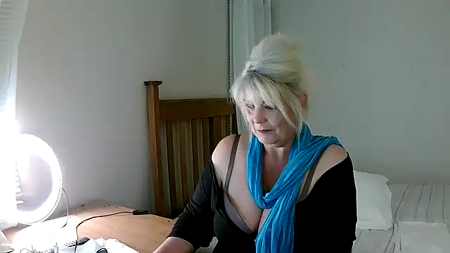 Miahotmilf online show from March 9, 2025, 7:37 pm