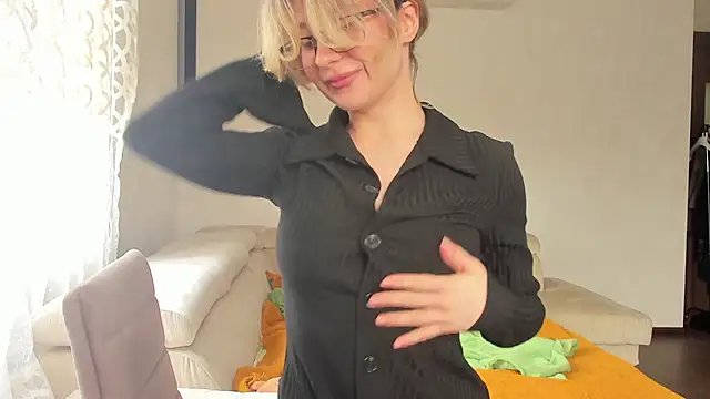Lilith lutherlow online show from May 31, 2026, 9:48 am