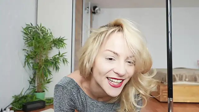 missdaisydiamond777 online show from November 28, 2025, 10:15 am