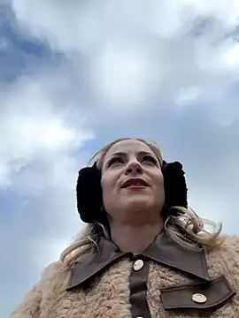 missdaisydiamond777 online show from October 11, 2025, 2:07 pm