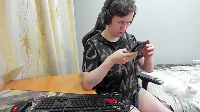 iliaskrislove online show from April 8, 2026, 5:47 pm