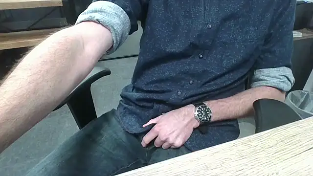 Snapshot of Michealtje85 chatting on January 15, 2026, 4:10 pm Michealtje85 online show from January 15, 2026, 4:10 pm