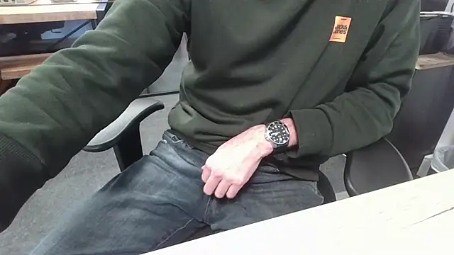 Snapshot of Michealtje85 chatting on January 12, 2026, 1:18 pm Michealtje85 online show from January 12, 2026, 1:18 pm