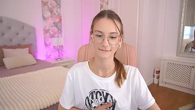 Snapshot of CozyMell chatting on March 22, 2026, 7:43 am CozyMell online show from March 22, 2026, 7:43 am