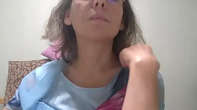 Snapshot of HollyJewel chatting on October 9, 2025, 4:40 pm HollyJewel online show from October 9, 2025, 4:40 pm