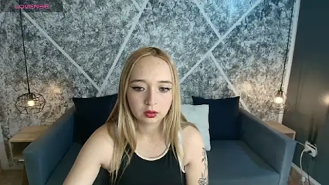 Liaroberts1 online show from July 6, 2026, 1:51 pm