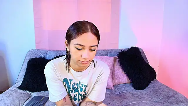 Snapshot of Jules_n_Gia chatting on December 22, 2025, 9:59 pm Jules n Gia online show from December 22, 2025, 9:59 pm