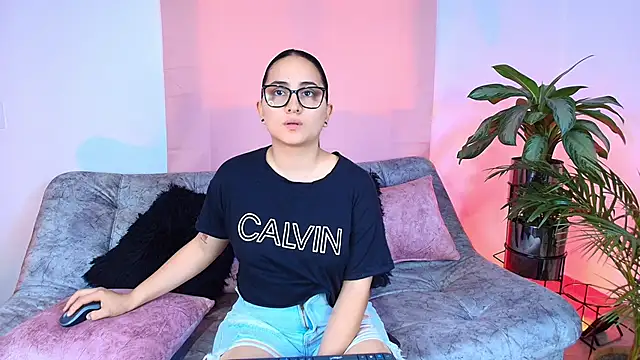 Snapshot of Jules_n_Gia chatting on November 6, 2025, 5:50 pm Jules n Gia online show from November 6, 2025, 5:50 pm