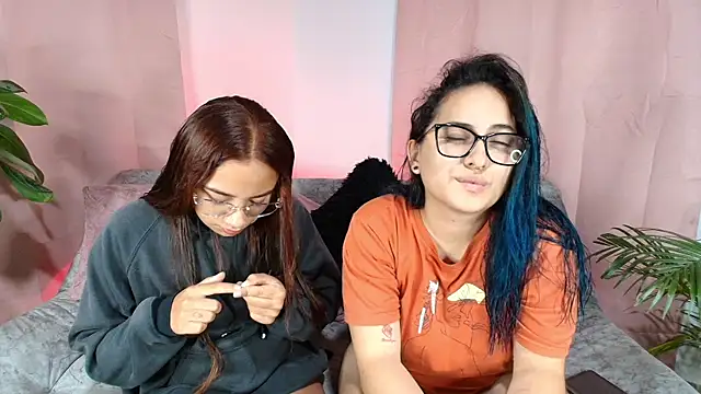 Snapshot of Jules_n_Gia chatting on December 17, 2025, 1:10 am Jules n Gia online show from December 17, 2025, 1:10 am