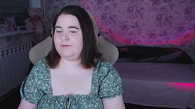 Estelle Hicks online show from March 22, 2026, 6:42 pm