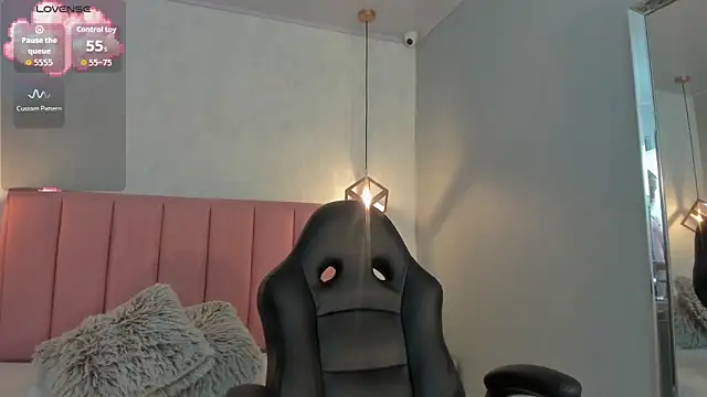 SUNNYCYRUS online show from October 15, 2025, 12:46 pm