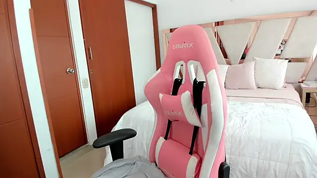 emma lopes online show from November 16, 2025, 7:40 pm