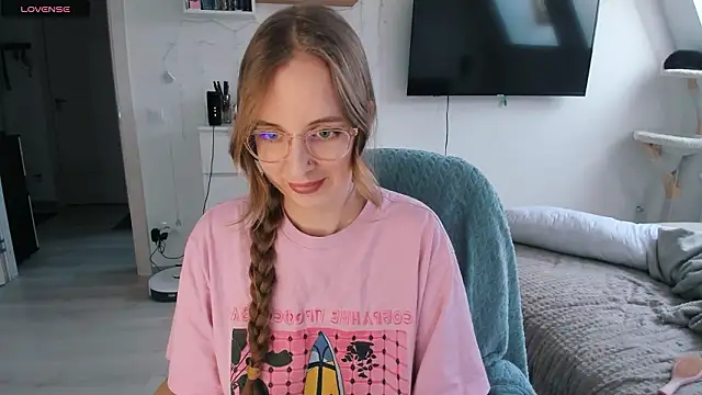 Snapshot of violet_blue_eyes chatting on February 16, 2026, 12:59 pm violet blue eyes online show from February 16, 2026, 12:59 pm